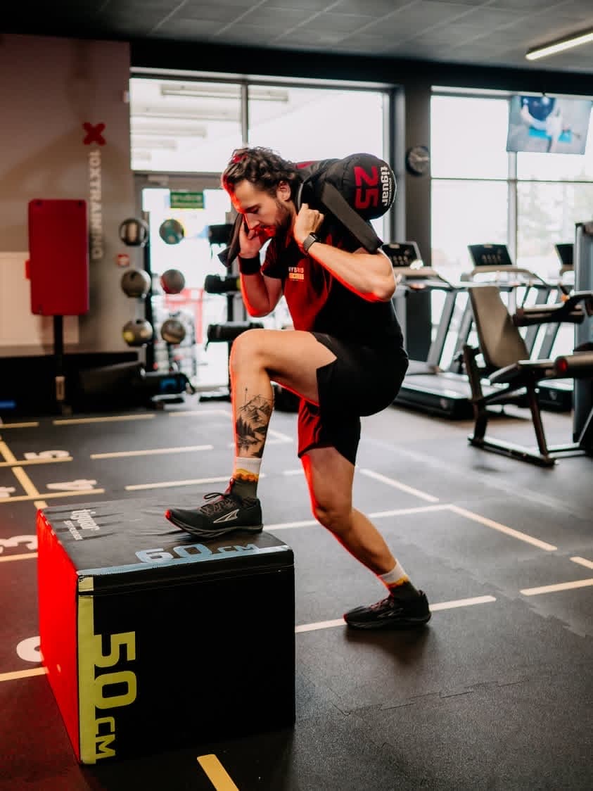 Box jump z sandbagiem — trening funkcjonalny