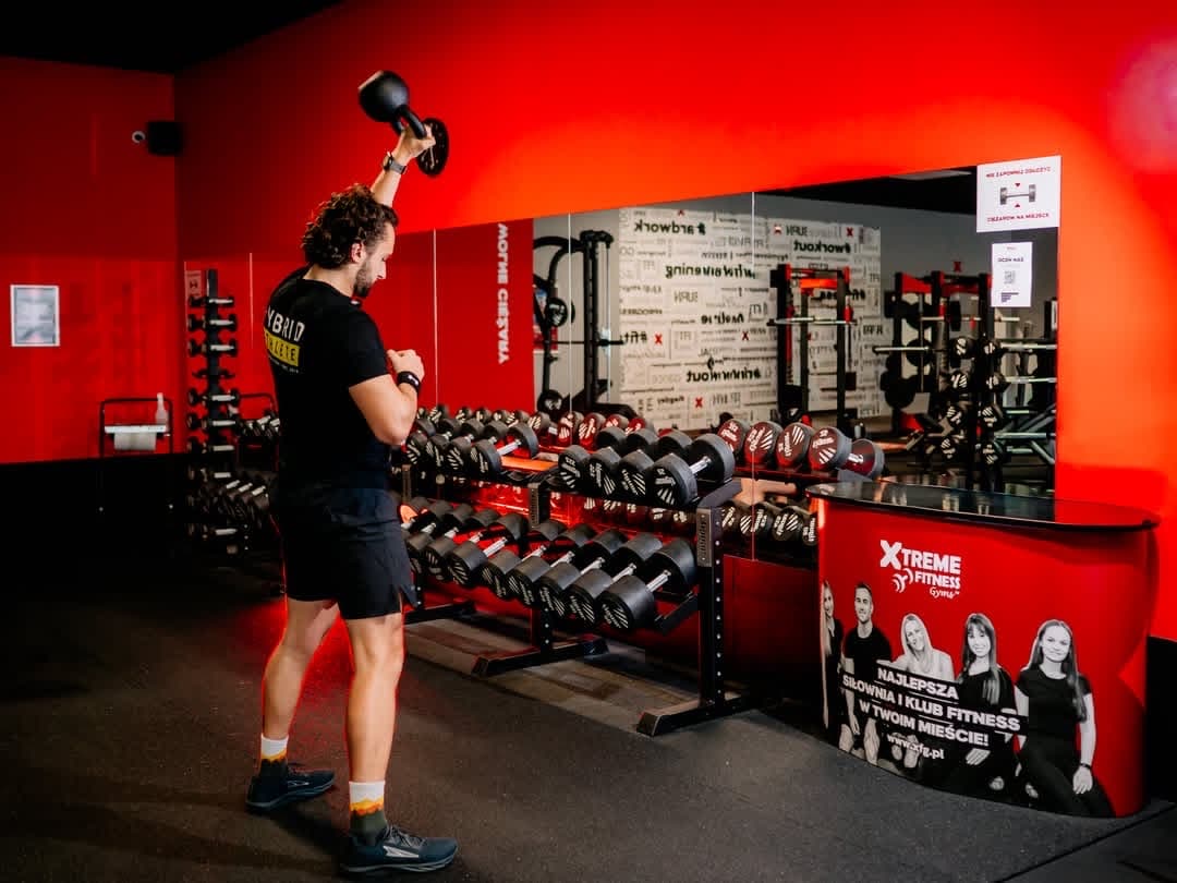 Trening siłowy — wyciskanie hantli nad głowę